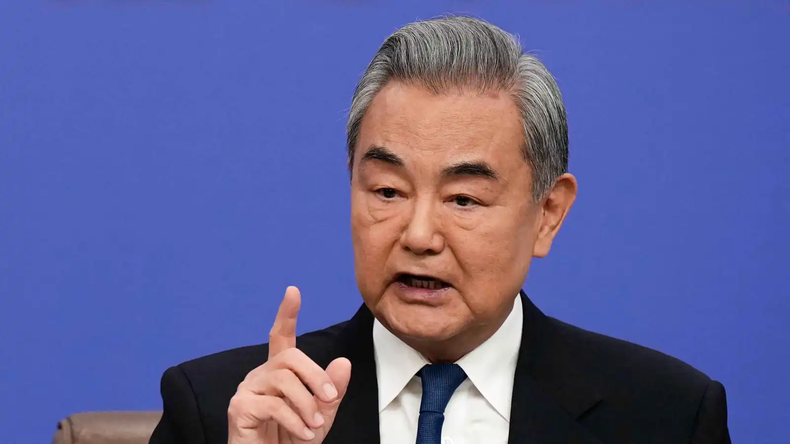 الصين تدعو إلى وقف العمليات العسكرية في إيران