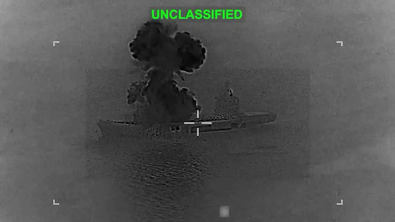 الجيش الأمريكي يوثق لحظة تدمير حاملة طائرات إيرانية (فيديو)