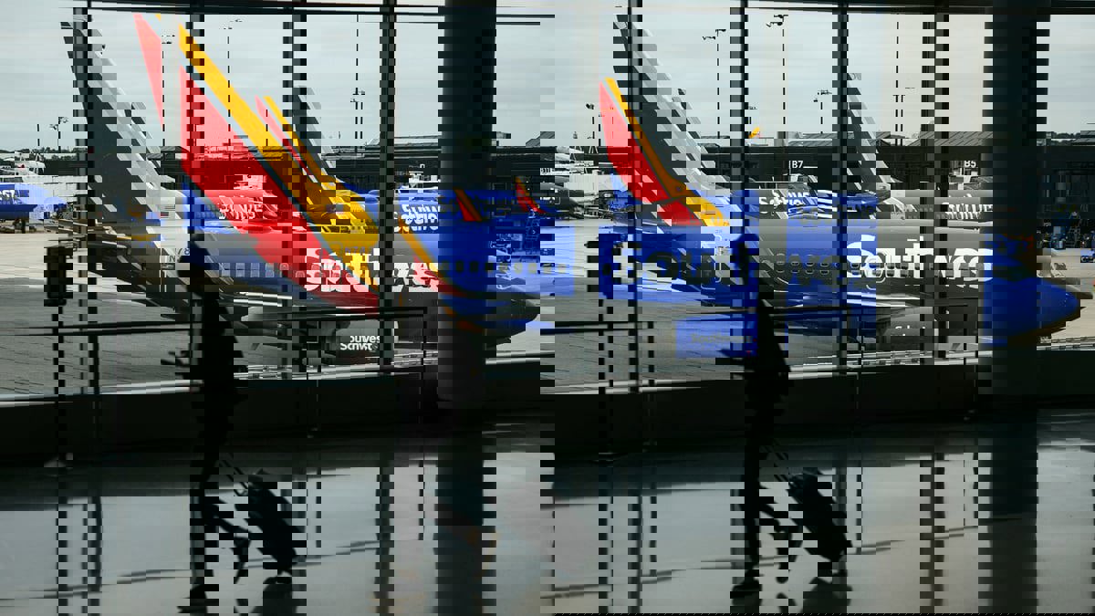 بسبب لون بشرتها.. شركة طيران تتهم مسافرة بالاتجار بطفلتها 