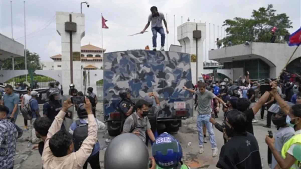 زلزال في نيبال.. من أشعل نار الاحتجاجات في كاتماندو؟ (فيديو)