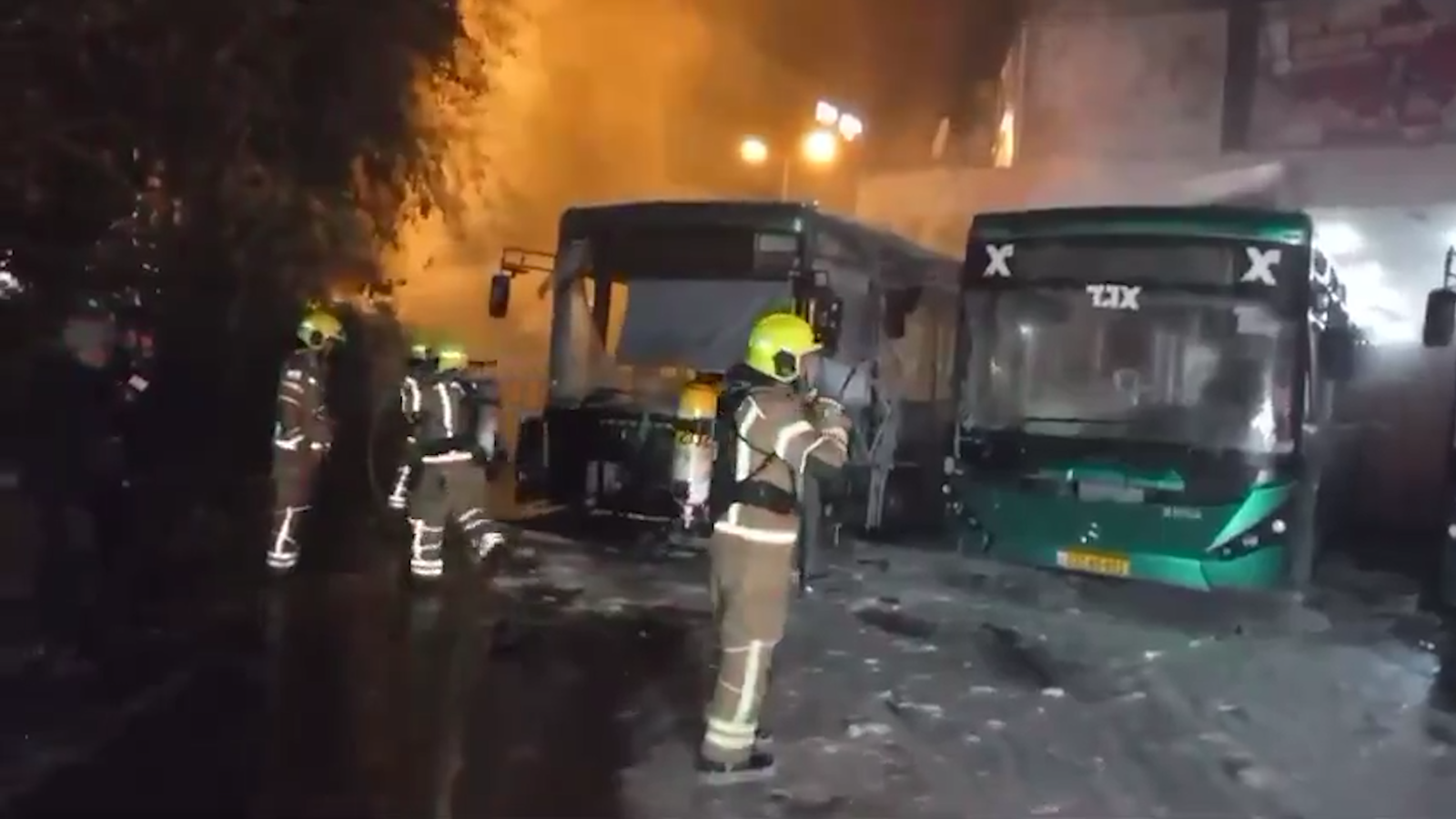 قبيل سريان الهدنة..  "حزب الله" يضرب كريات شمونة ويتسبب بحرائق (فيديو)