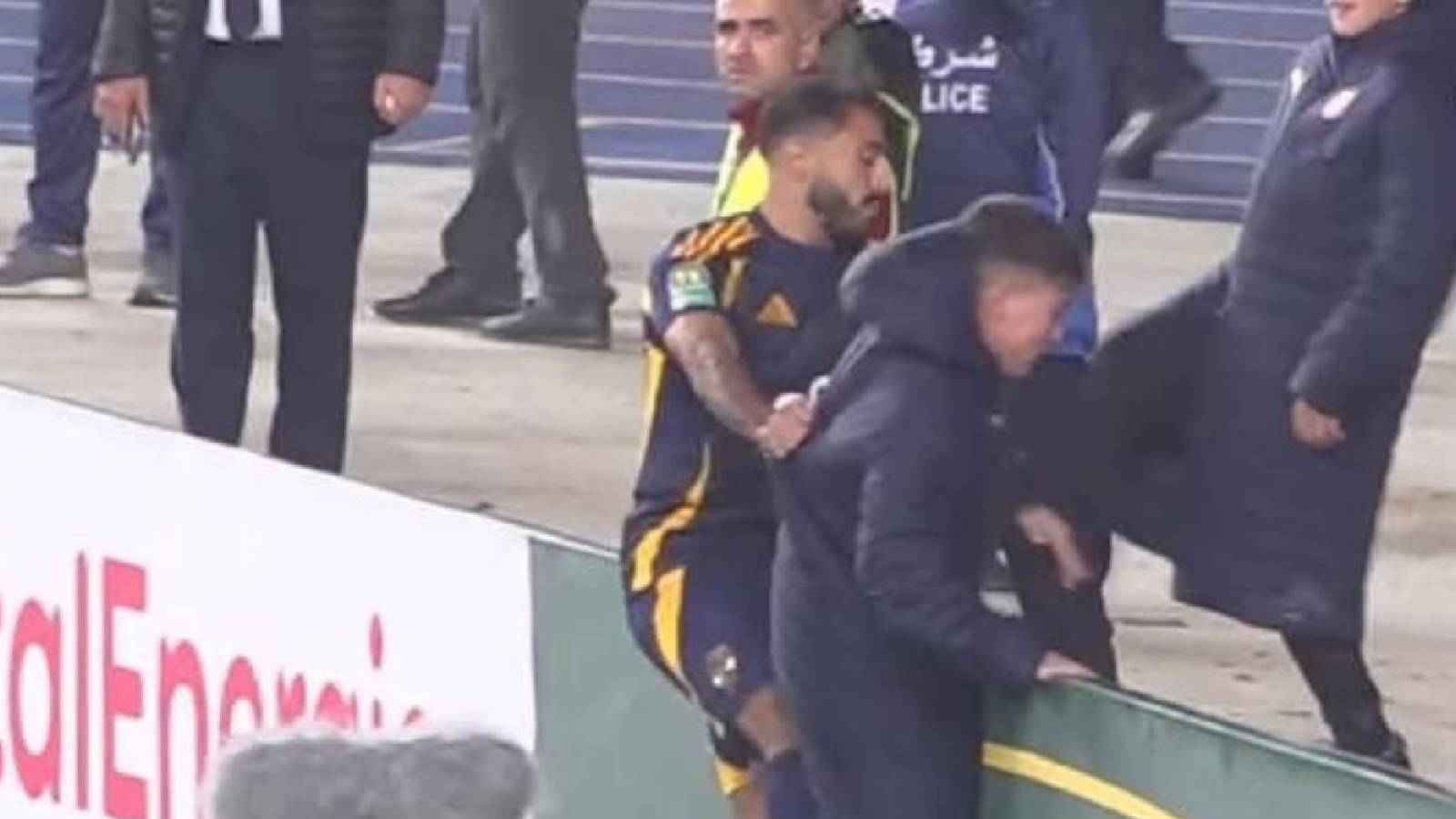 كهربا يعتدي على حامل الكرات في مباراة الأهلي وشباب بلوزداد (فيديو)