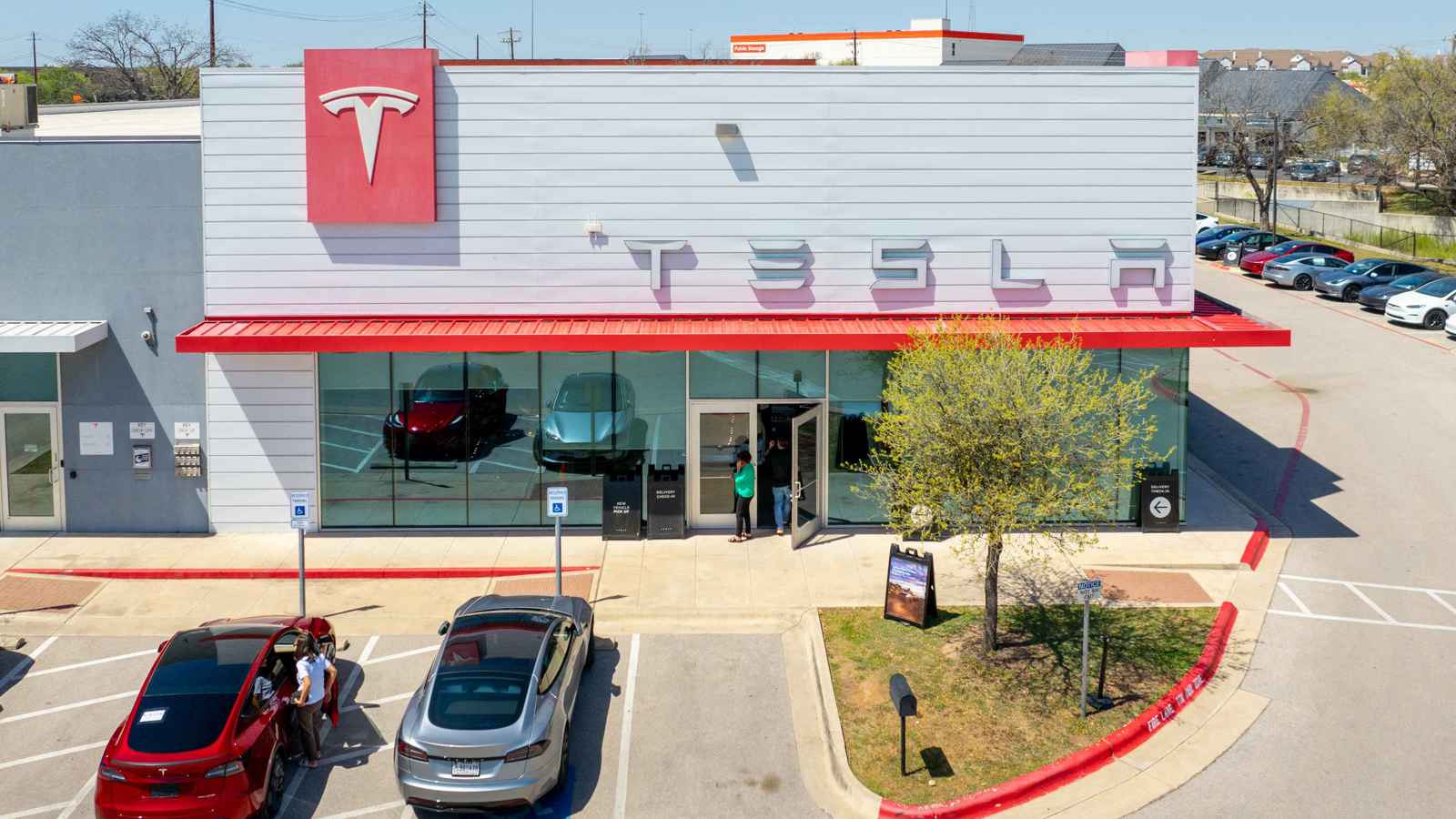 الشرطة الإيطالية تحقق بتعرض 16 سيارة "تسلا" للتدمير