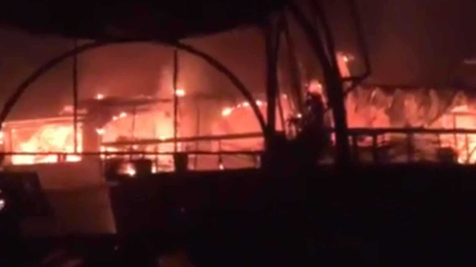 بينهم سياح.. عشرات القتلى والجرحى جراء حريق بملهى ليلي في الهند (فيديو)