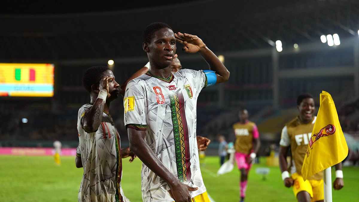 رسميا.. برشلونة يتعاقد مع "كاكا مالي"