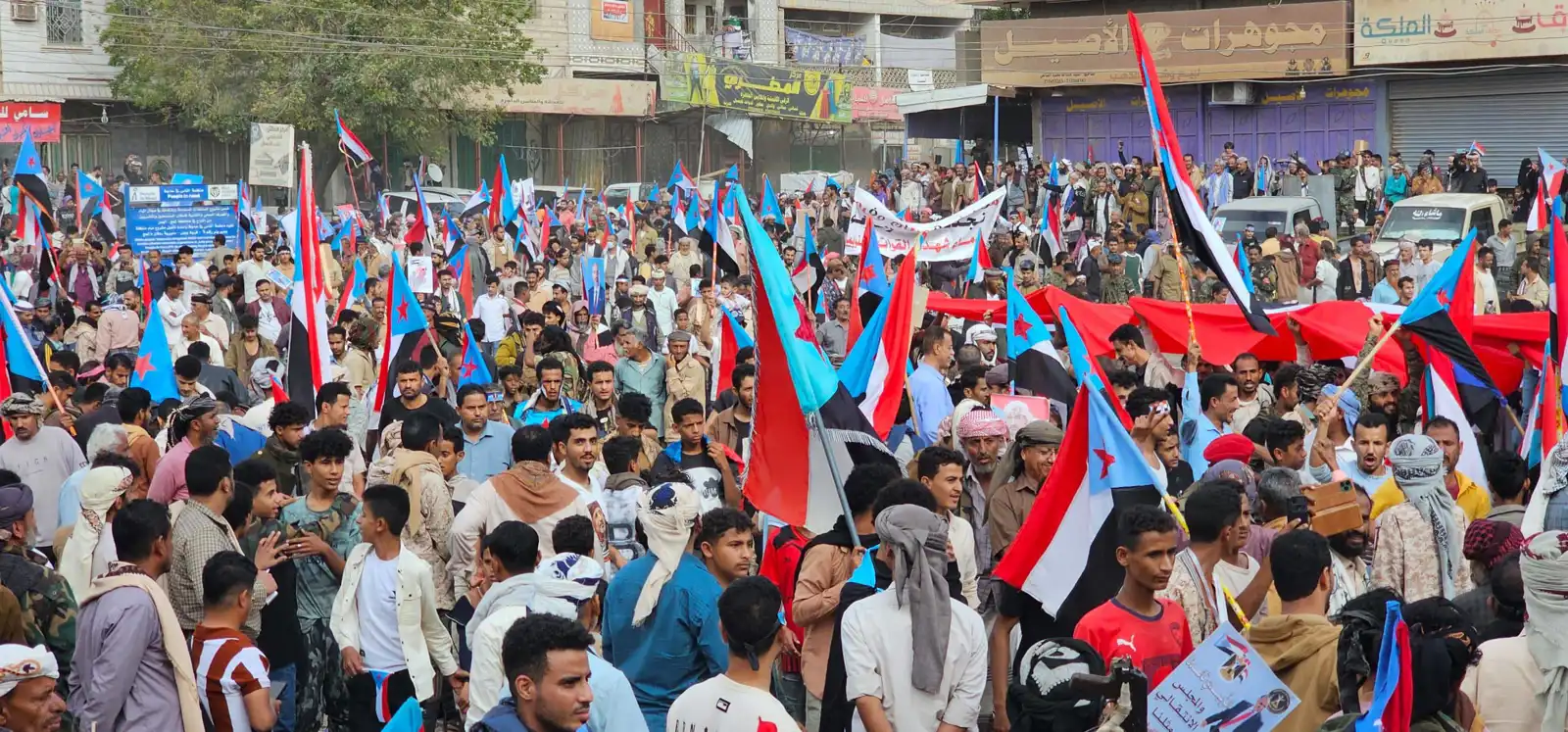 آلاف الجنوبيين يرفضون عودة رشاد العليمي إلى عدن