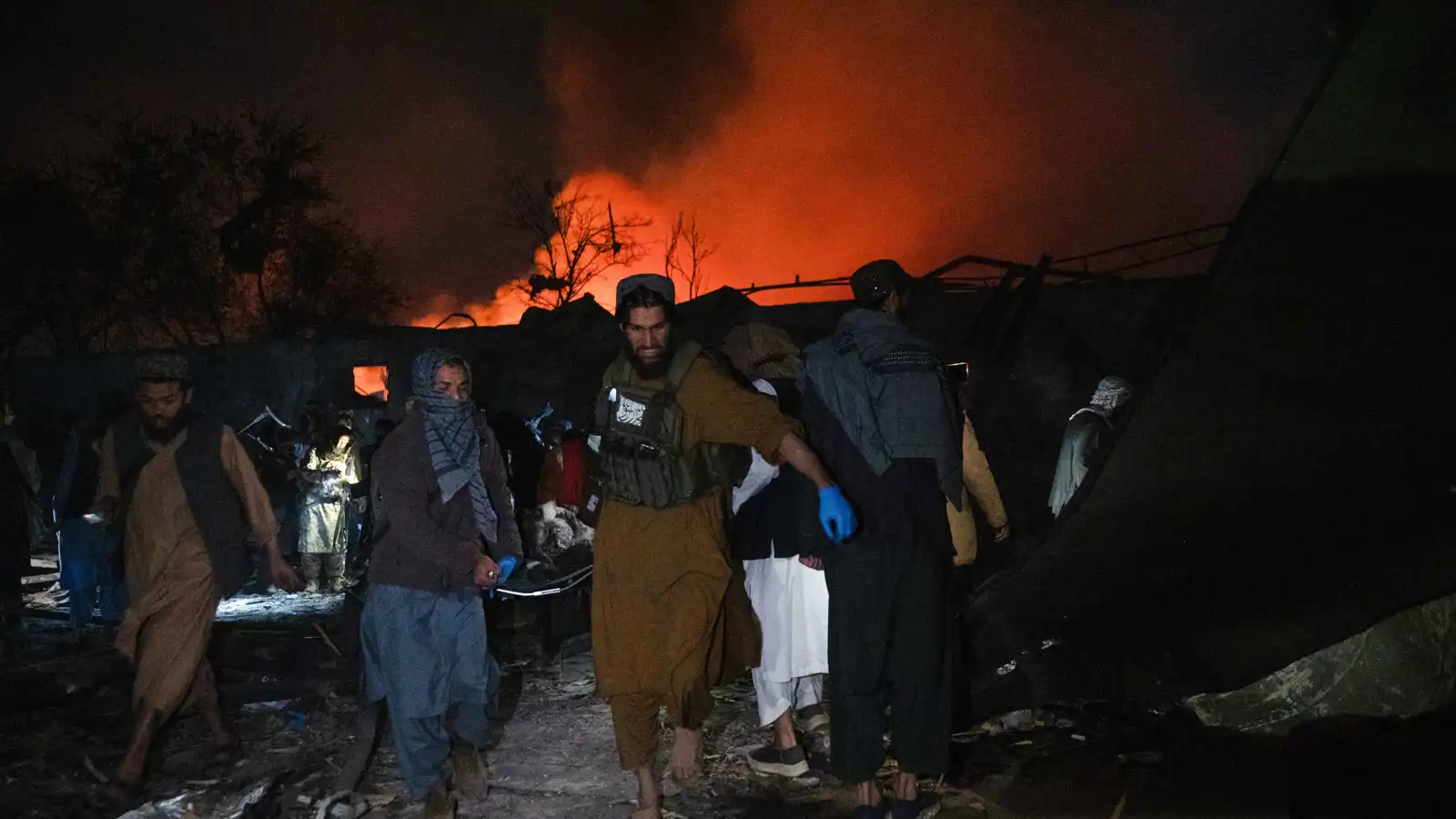 أفغانستان تتهم باكستان بقصف مستشفى بكابول خلف مئات الضحايا (فيديو)