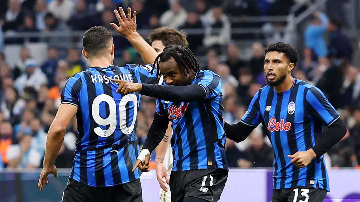 أمسكه من كتفه.. مشادة غاضبة بين نجم أتالانتا ومدربه خلال مواجهة مارسيليا (فيديو)