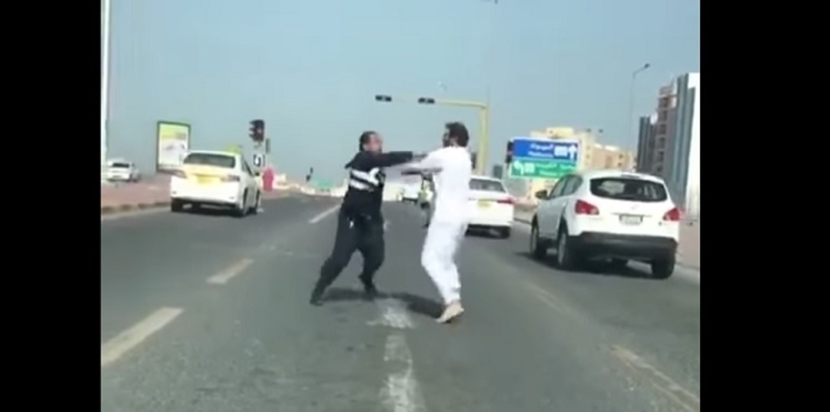 الشرطة الكويتية تلقي القبض على مواطن ظهر في فيديو وهو يعتدي على شرطي سعودي.. وتكشف التفاصيل
