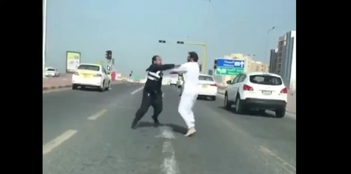 الشرطة الكويتية تلقي القبض على مواطن ظهر في فيديو وهو يعتدي على شرطي سعودي.. وتكشف التفاصيل