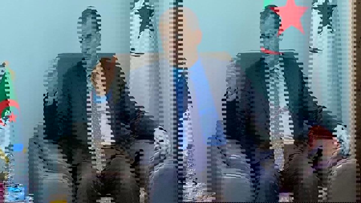 وزير جزائري يثير الجدل بـخرقه إجراءات حظر التجوال في العيد (صور)