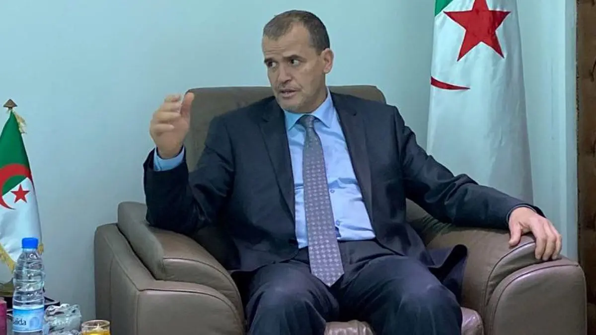 وزير جزائري يثير الجدل بـخرقه إجراءات حظر التجوال في العيد (صور)