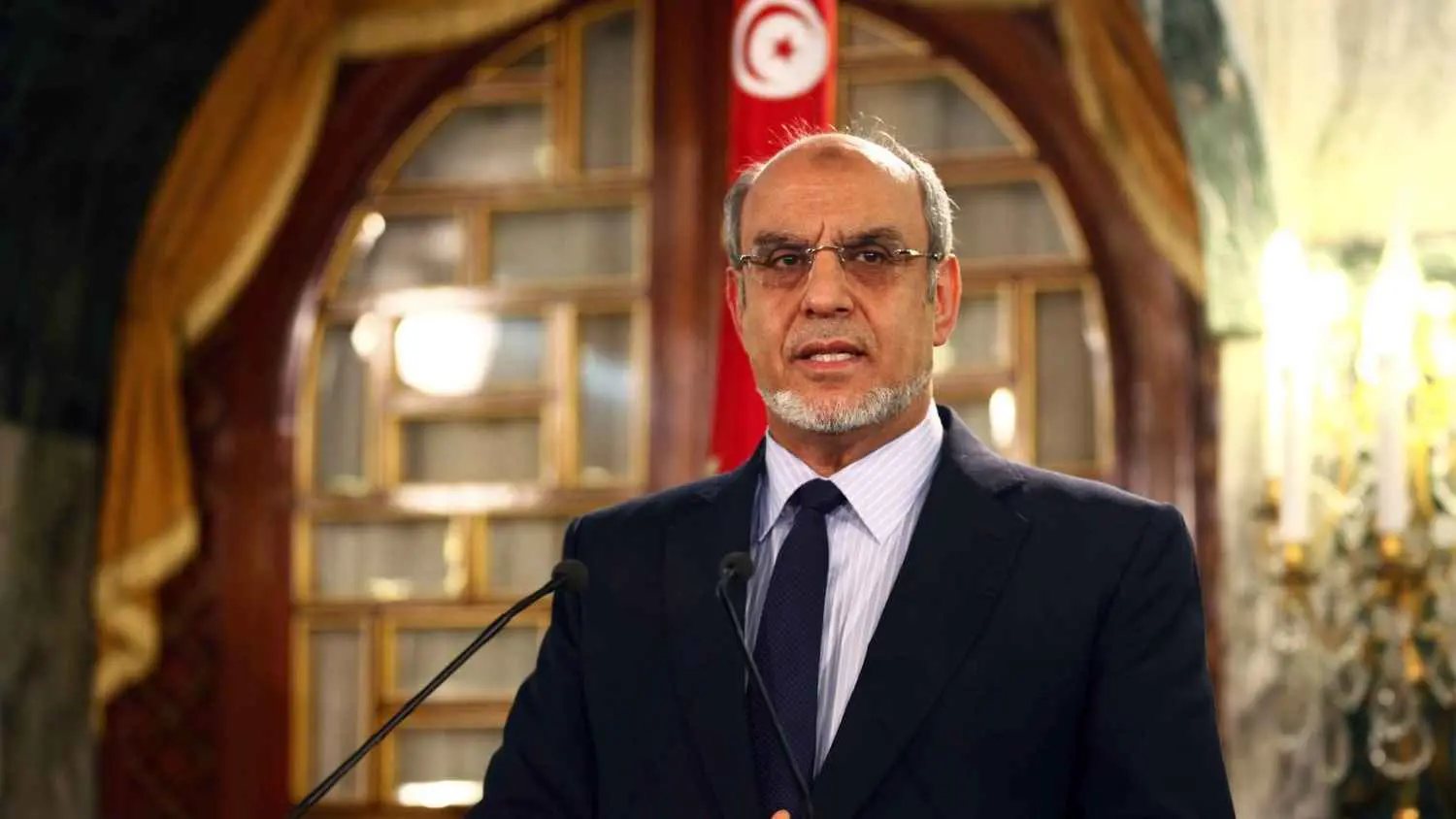 غادر منزله "دون إذن قضائي".. التحقيق مع رئيس حكومة تونسي أسبق