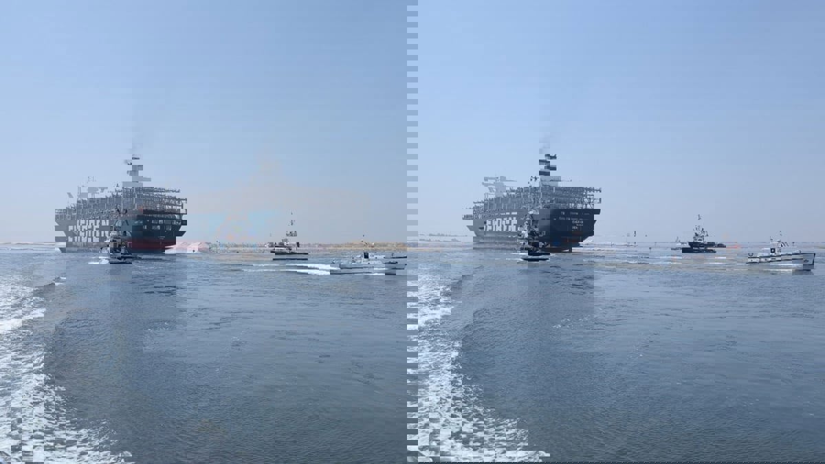 بحراسة قاطرتين.. "إيفر غيفن" تعبر قناة السويس مرة جديدة (فيديو)