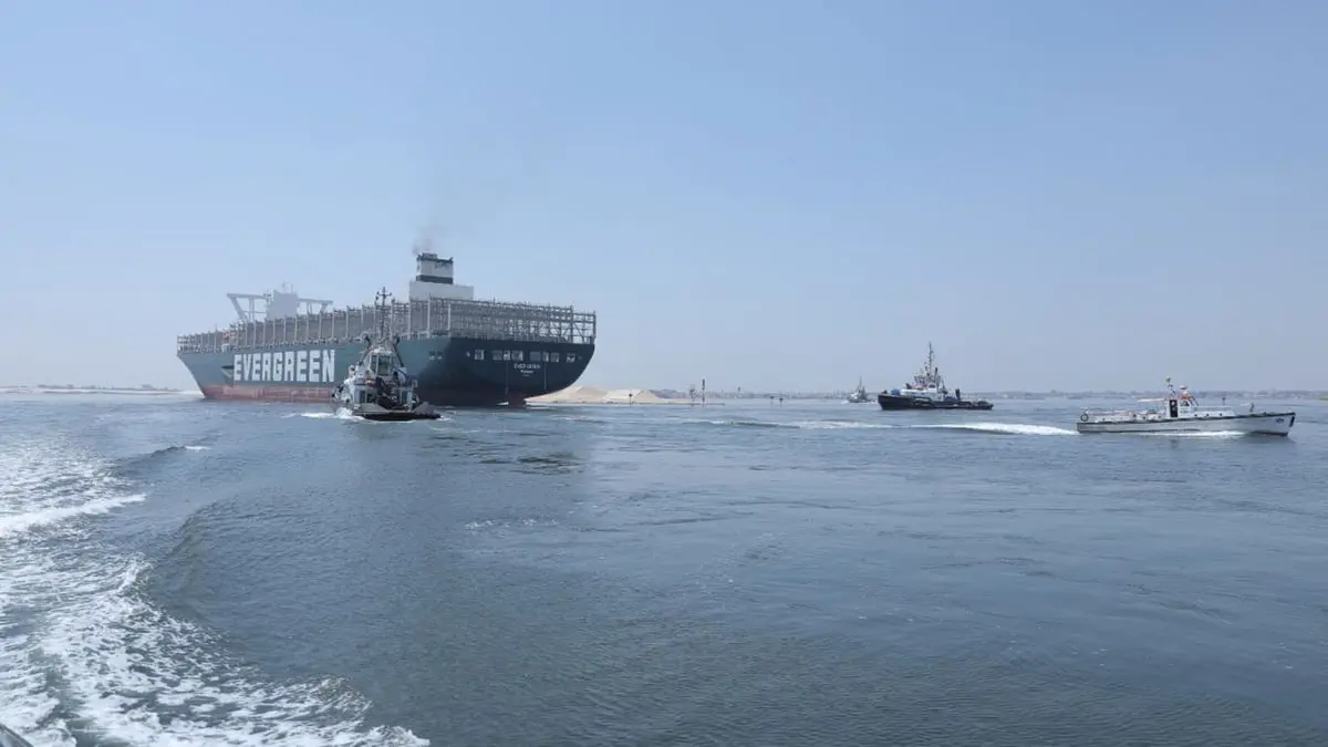 بحراسة قاطرتين.. "إيفر غيفن" تعبر قناة السويس مرة جديدة (فيديو)