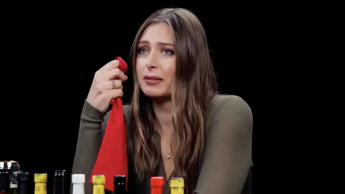 شارابوفا تبكي بسبب "الأجنحة الحارة" (فيديو)