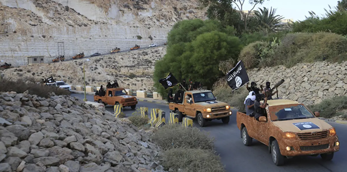 بعد هزيمة سرت.. داعش يحاول ترسيخ قدميه في صحراء ليبيا "المتحركة" 