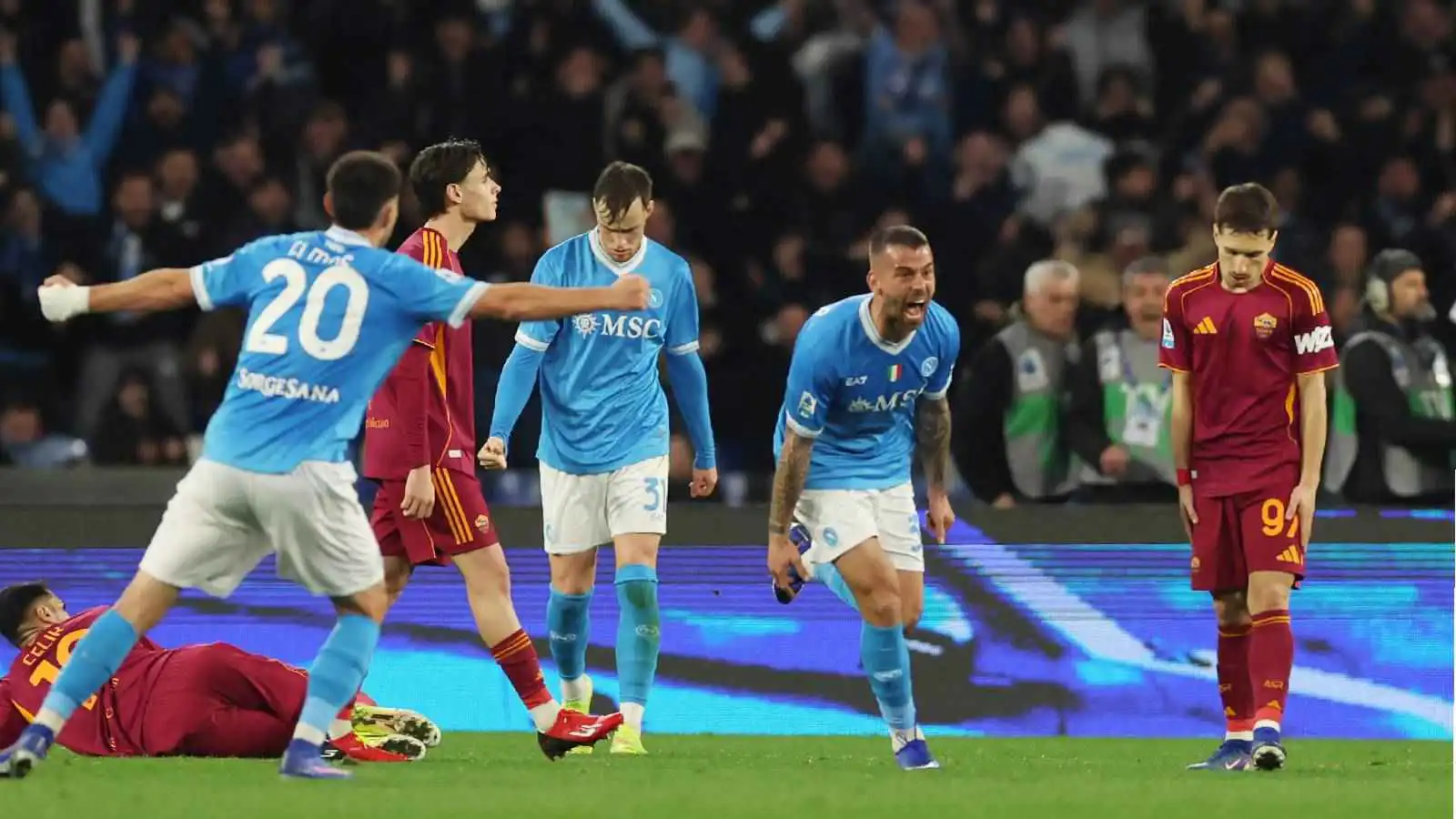 نجم نابولي يسجل هدفاً صاروخياً أمام روما في الدوري الإيطالي (فيديو)