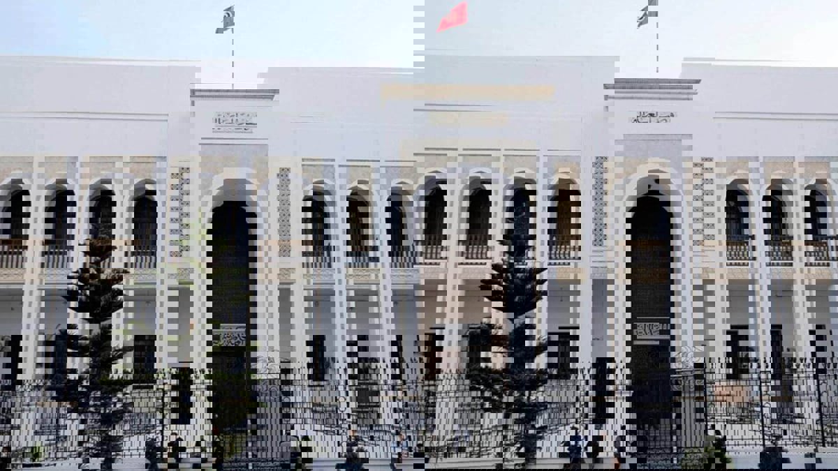 تونس.. منظمات حقوقية تندد بقرار سعيّد إعفاء 57 قاضيا