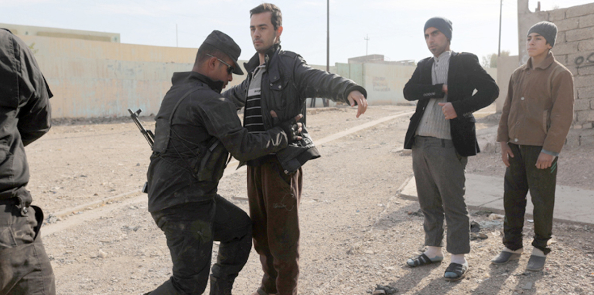 تفتيش وفحص جسدي لرجال الموصل بحثًا عن انتحاريي داعش (صور)