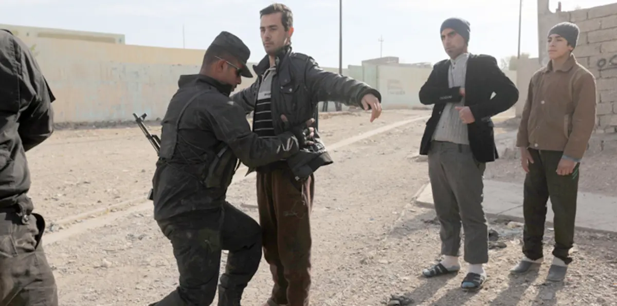 تفتيش وفحص جسدي لرجال الموصل بحثًا عن انتحاريي داعش (صور)