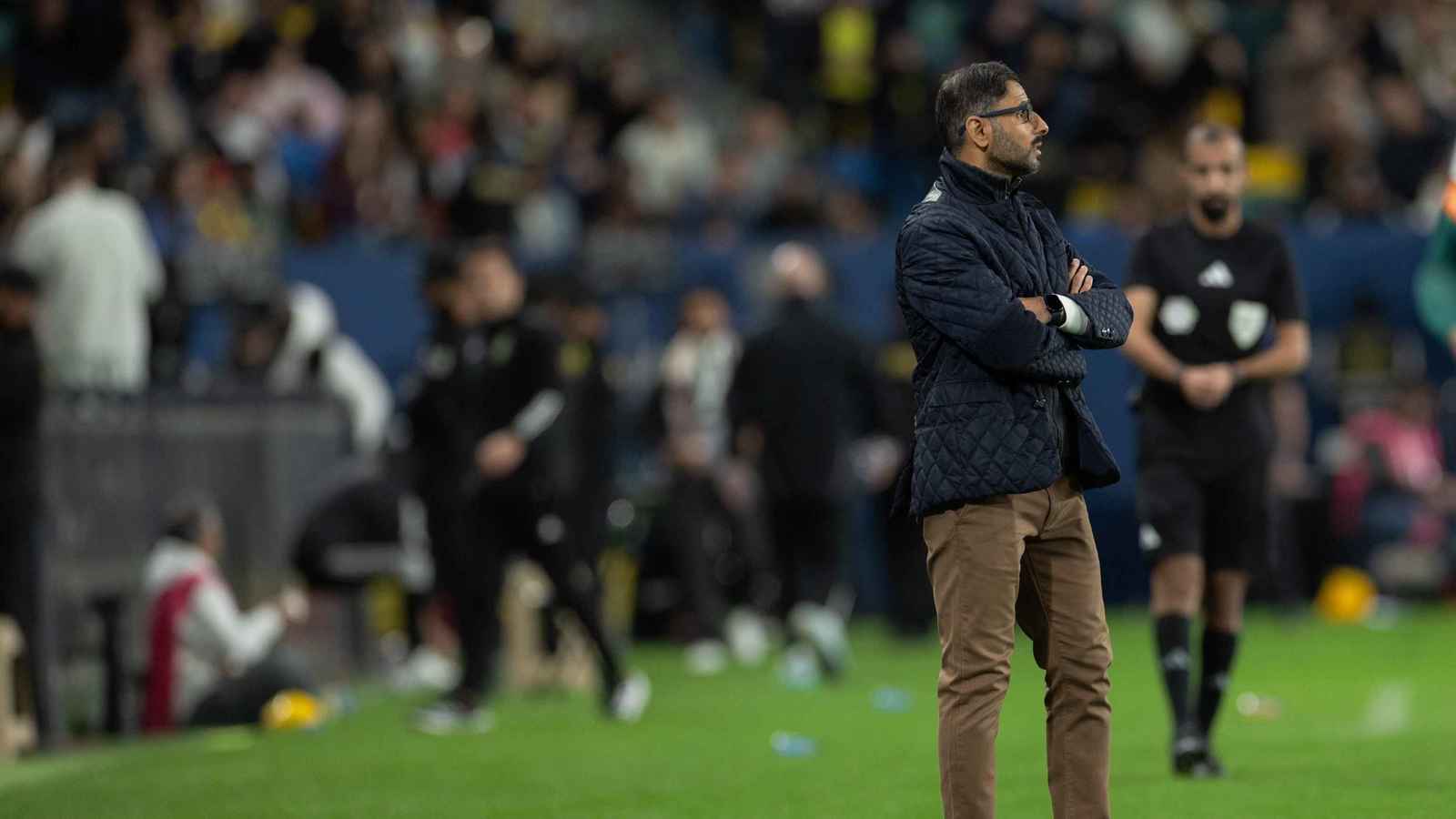 لاعب دهوك يعرقل سعد الشهري ويسقطه أرضا (فيديو)