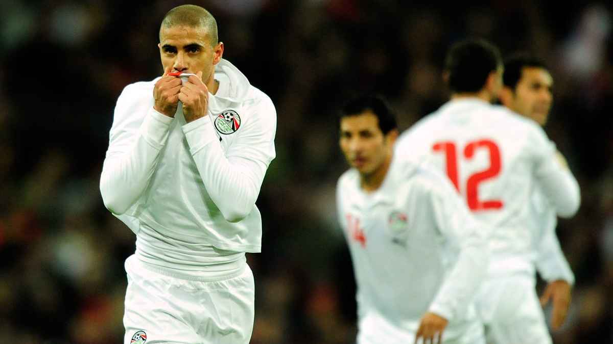 "بتشوفني من بعيد".. حرب كلامية بين زيدان وأسطورة الأهلي (صورة)