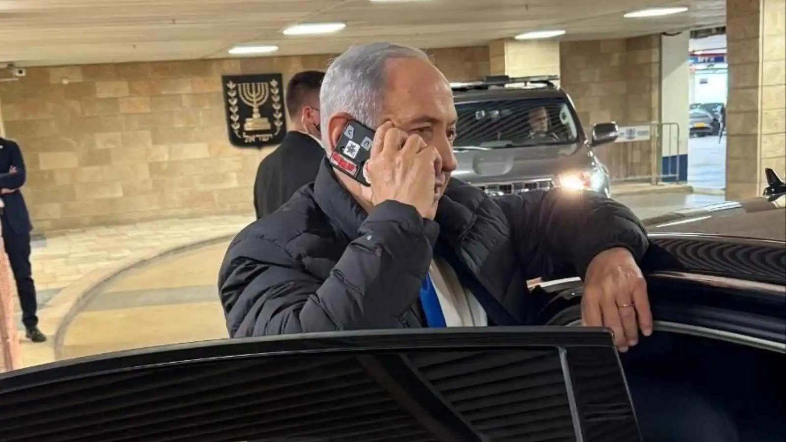 غطى كاميرته خوفًا من التجسس.. نتنياهو يدخل عصر "البارانويا الرقمية" (صور)