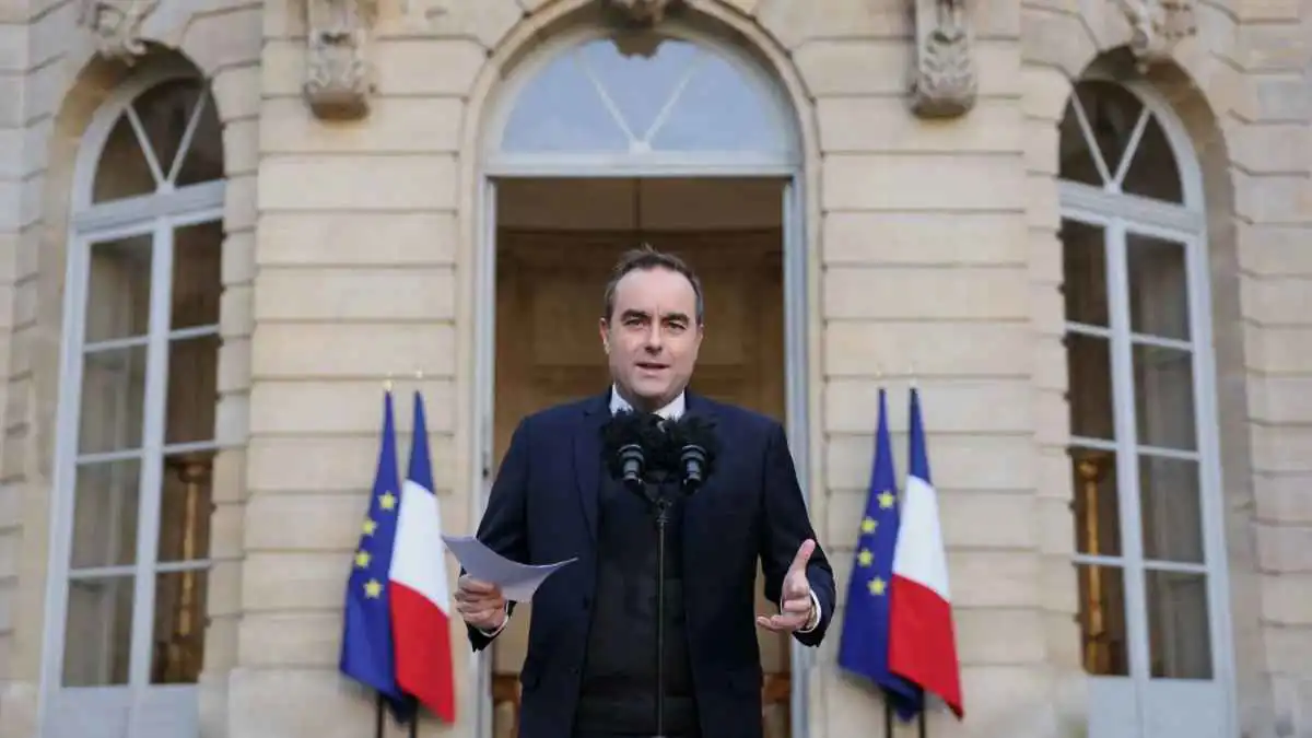 "السترة الصوفية" تصل ماتينيون.. قصة الصعود غير المتوقع لسيباستيان ليكورنو