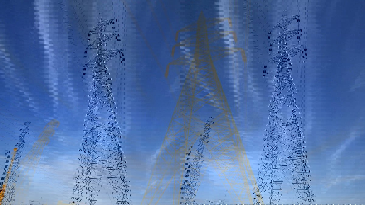 مصر والسعودية توقعان اتفاقية للربط الكهربائي بين البلدين