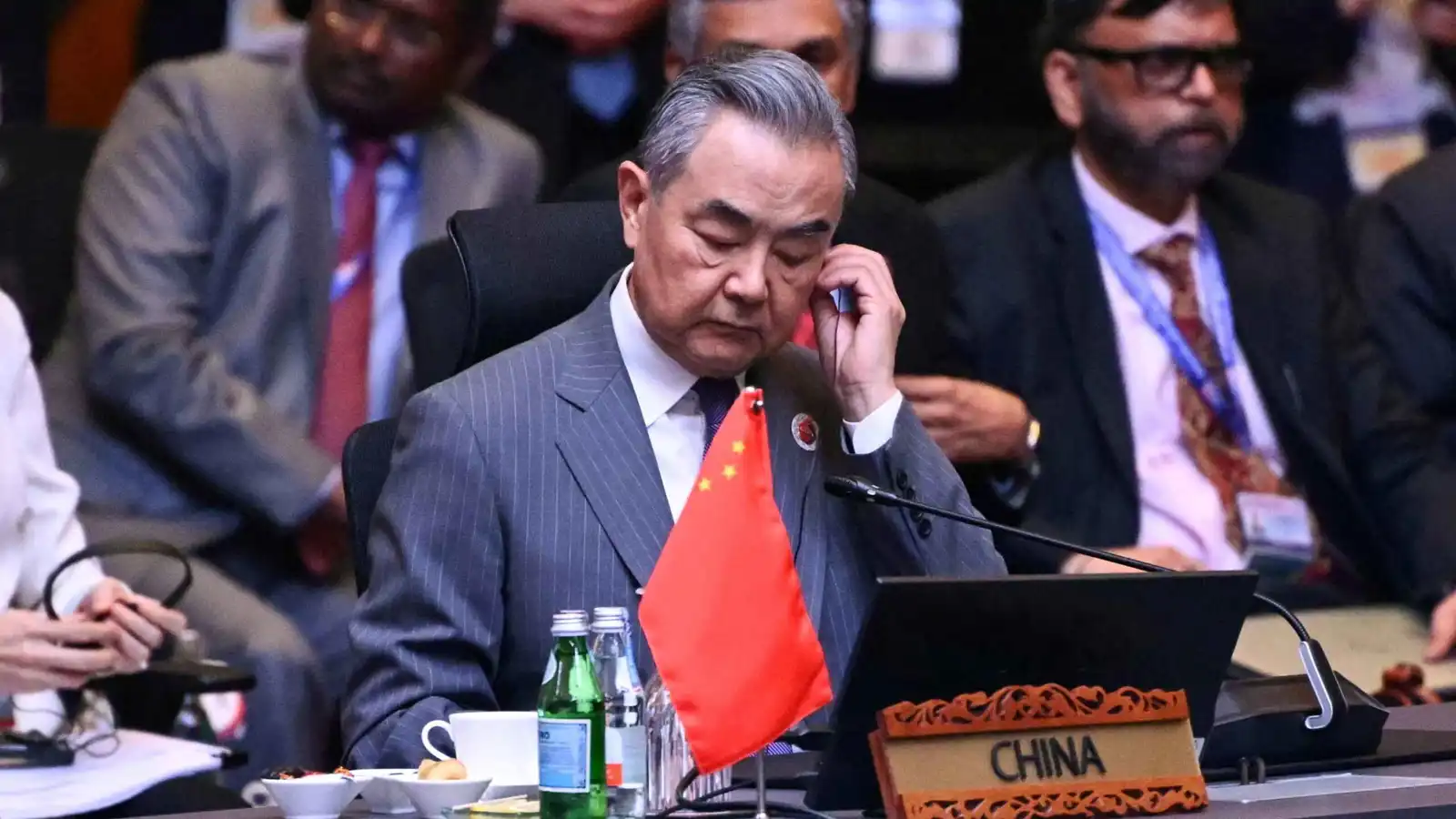 الصين تستضيف اجتماعًا ثلاثيًا لبحث التوتر بين كمبوديا وتايلاند