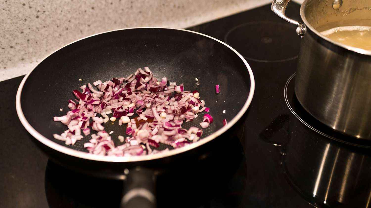 هل أواني الطهي غير اللاصقة آمنة للاستخدام؟