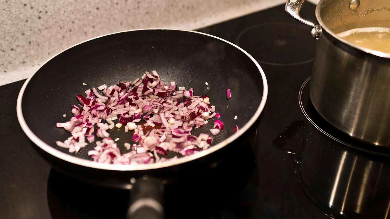 هل أواني الطهي غير اللاصقة آمنة للاستخدام؟