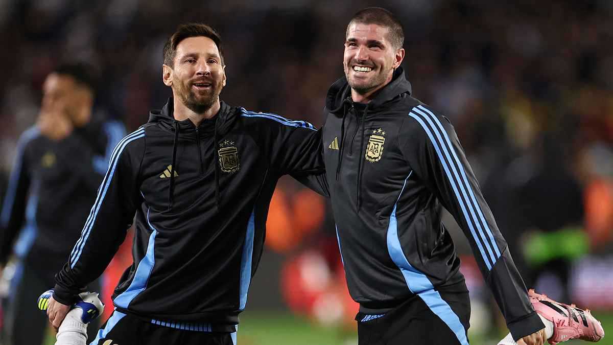 ميسي يغادر معسكر منتخب الأرجنتين بشكل مفاجئ.. ما السر؟
