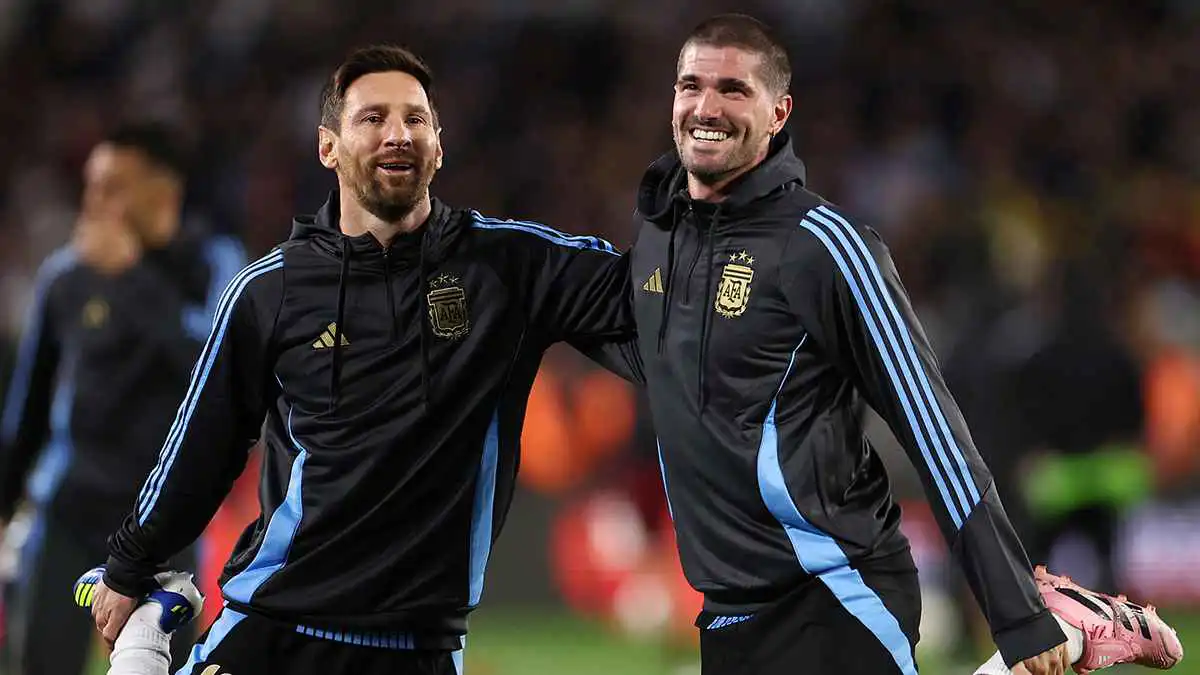 ميسي يغادر معسكر منتخب الأرجنتين بشكل مفاجئ.. ما السر؟