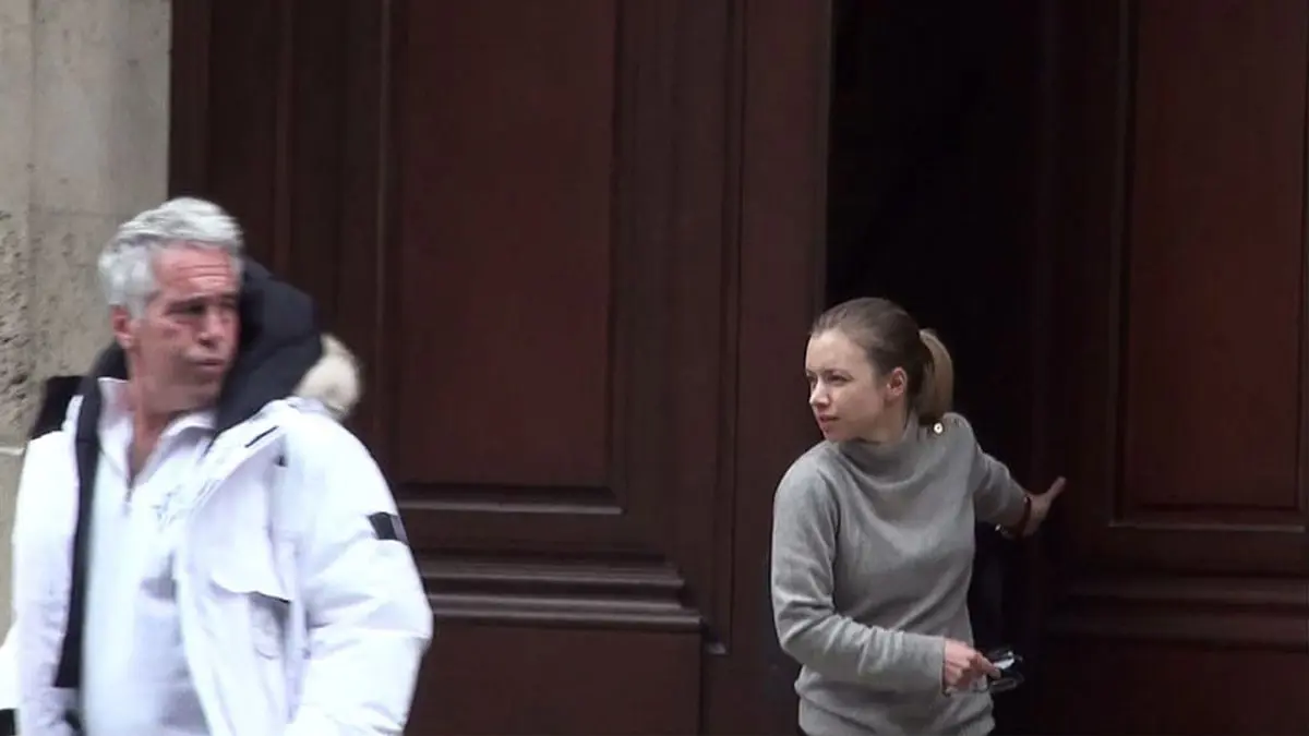 من بينها دعارة القاصرات.. هل تورط الأمير أندرو نجل الملكة إليزابيث في جرائم جيفري إبستين؟