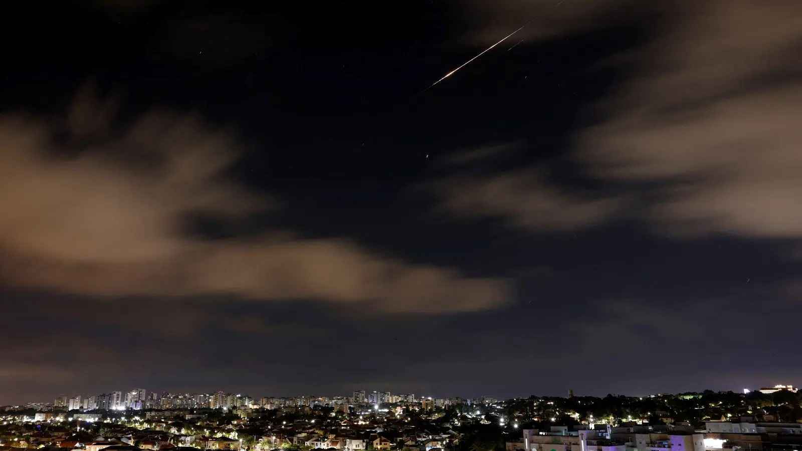 إسرائيل تعترض صاروخا أطلق من اليمن وتتوعد الحوثيين بضربة "قاضية"