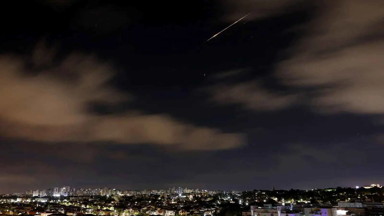 إسرائيل.. اعتراض صاروخ قادم من اليمن واندلاع حرائق في"بيت شيمش"(فيديو)