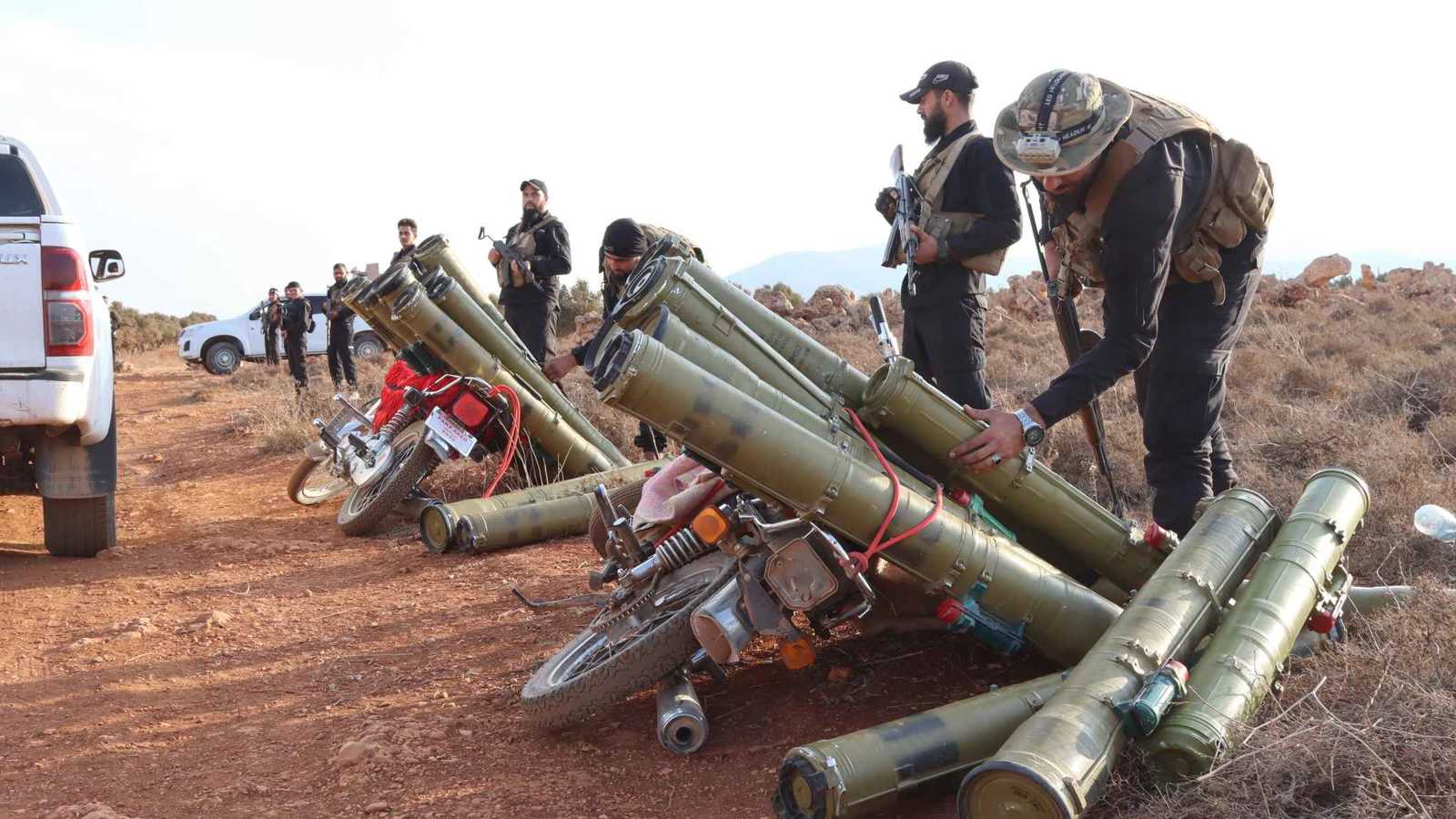 معدة للتهريب.. الأمن السوري يضبط شحنة صواريخ "كورنيت" في حمص (صور)