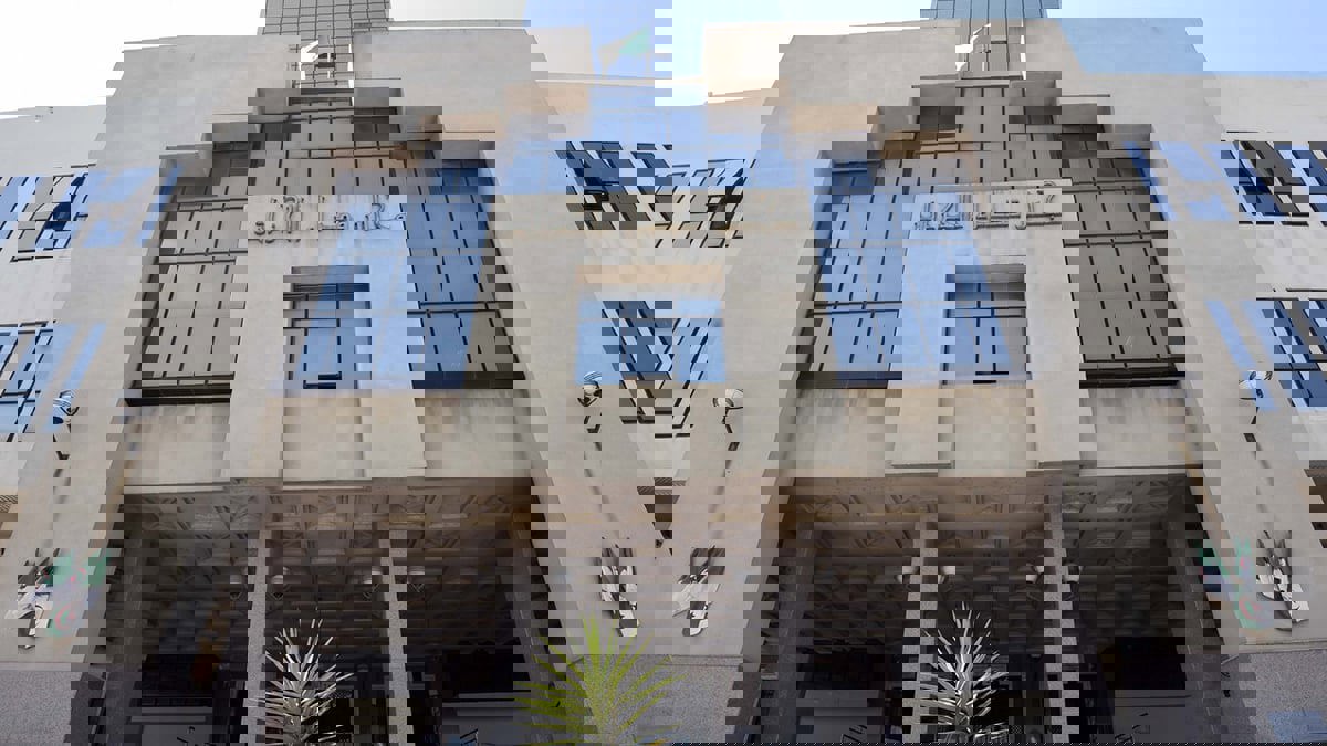 الجزائر.. أحكام بسجن وزيرين سابقين في قضايا فساد