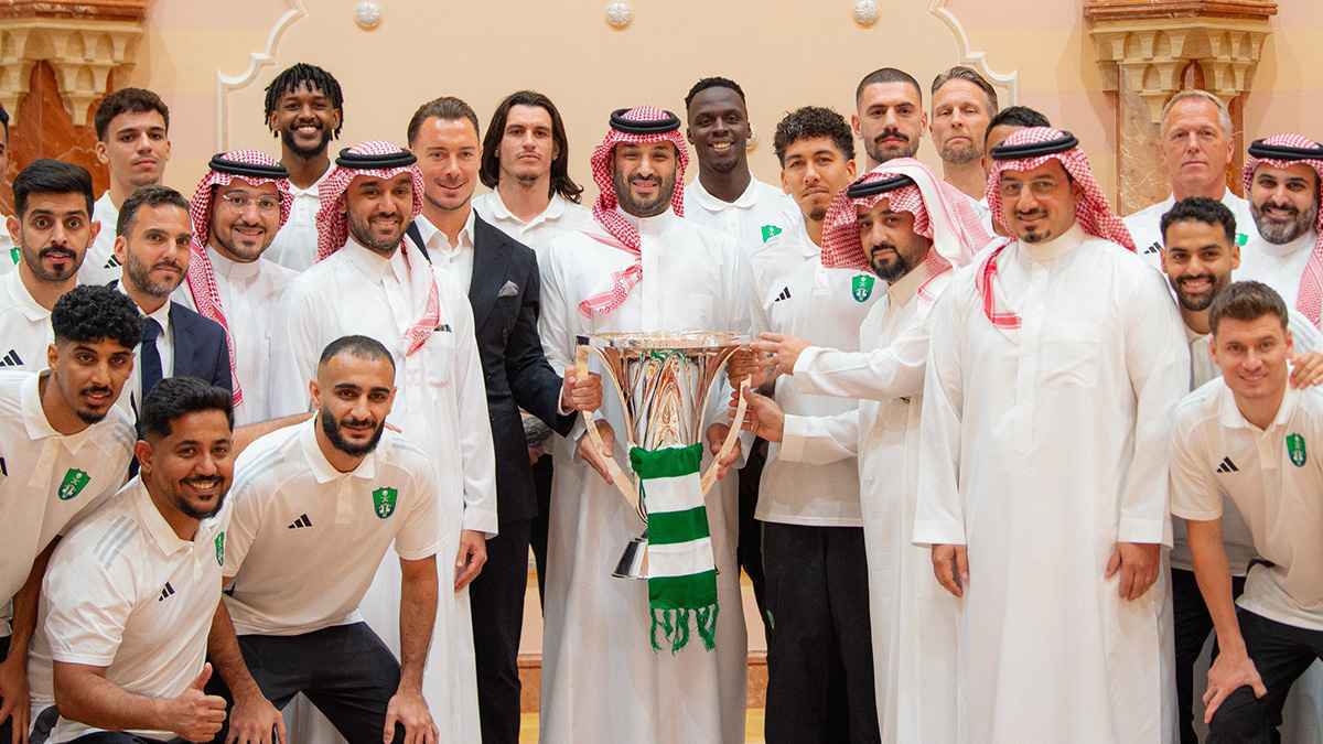 ولي العهد السعودي يستقبل فريق الأهلي بعد تحقيقه "نخبة" آسيا (صور)