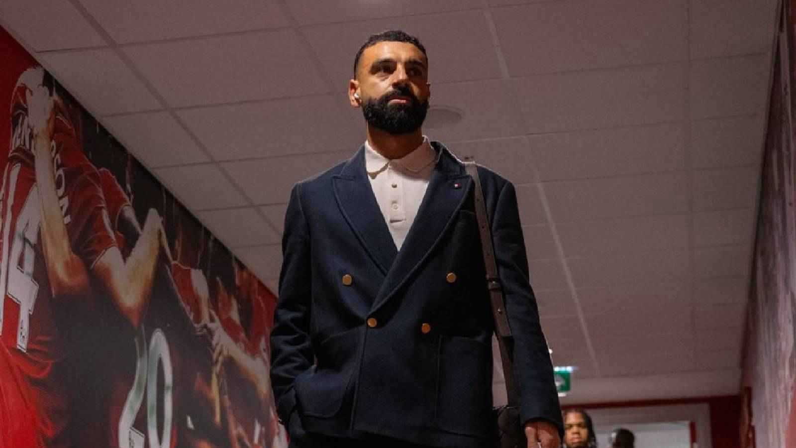 يبدو كـ"سائق قطار".. سخرية من ملابس محمد صلاح (صور) 