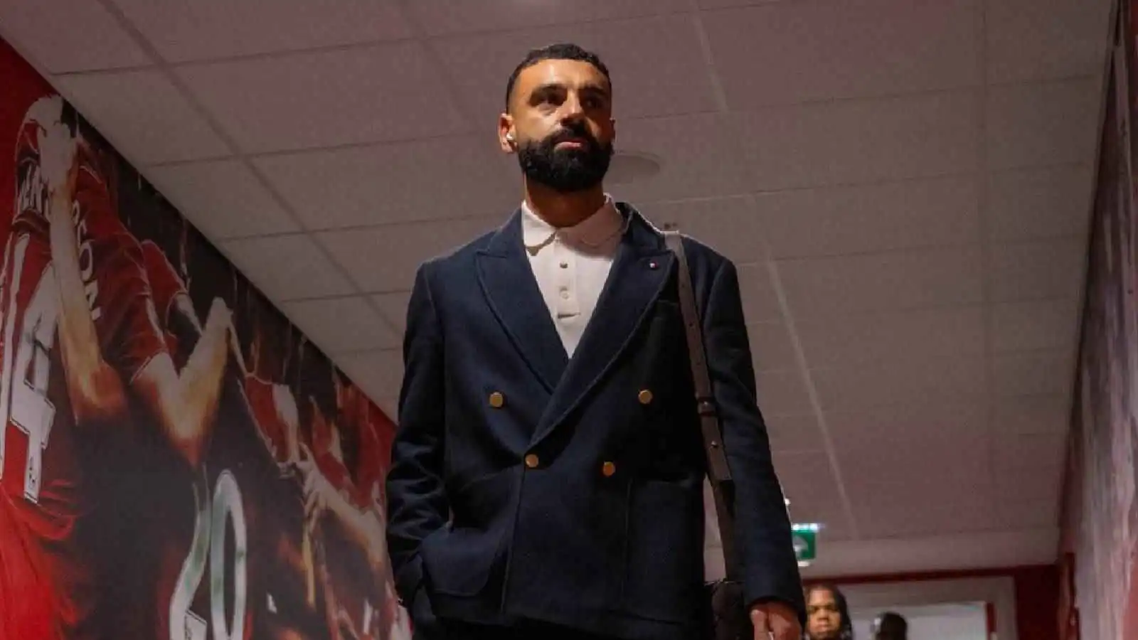 يبدو كـ"سائق قطار".. سخرية من ملابس محمد صلاح (صور)