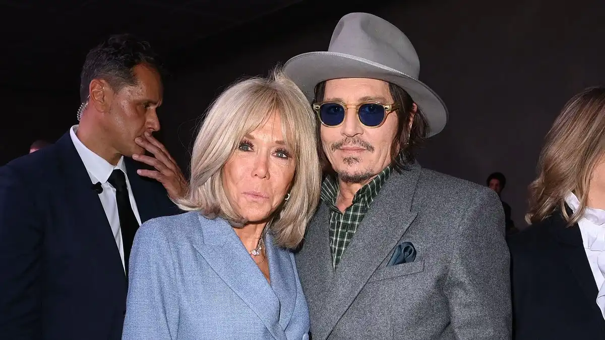 مفاجأة أسبوع الموضة.. جوني ديب وبريجيت ماكرون يجتمعان في باريس (صور)