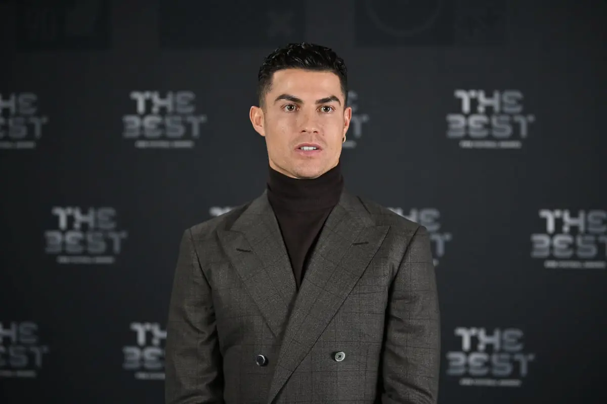 رونالدو يفتتح أول فرع عربي لشركة زراعة الشعر في مسقط