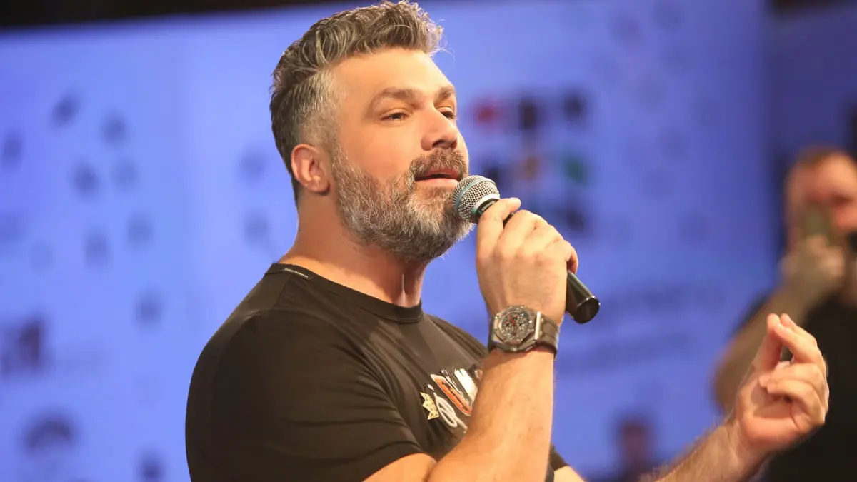 فارس كرم يرد بشكل غريب بعد سؤال عن زوجته