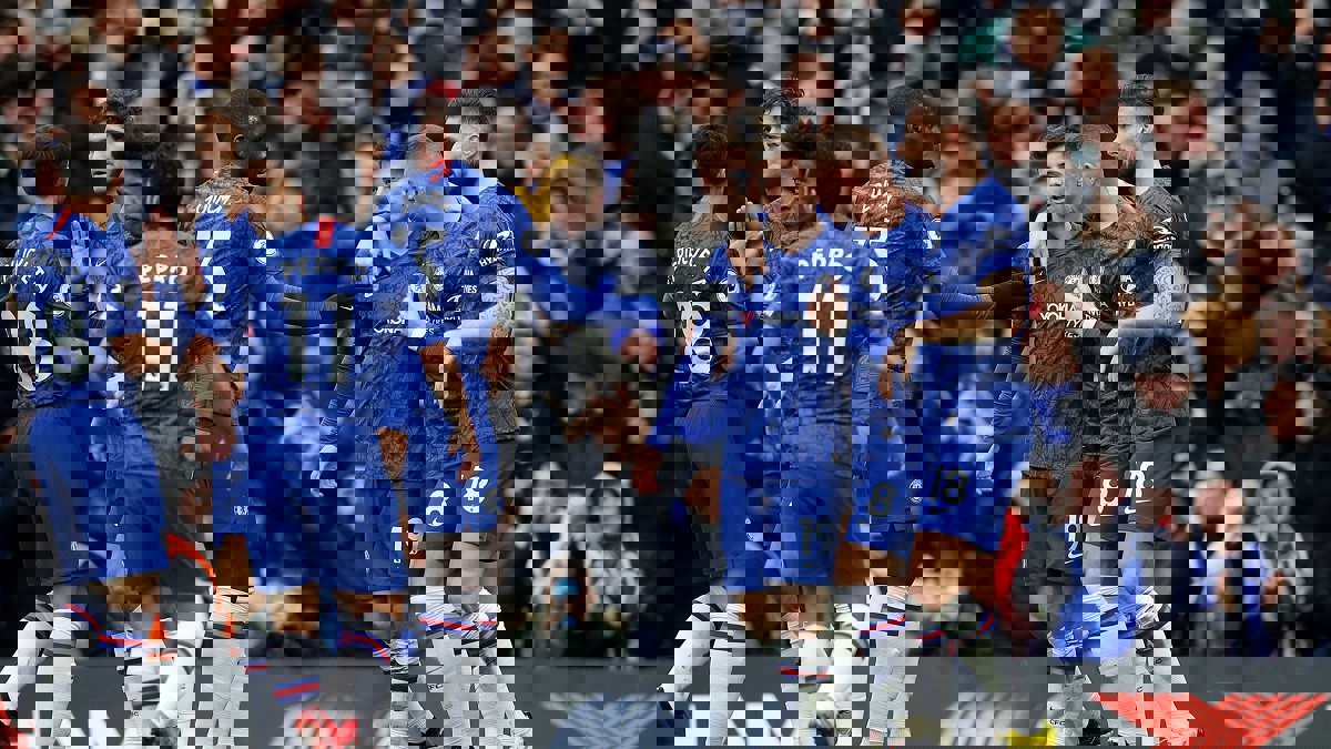 موهبة تشيلسي يتجاهل الحجر الصحي ويلعب في مكان عام