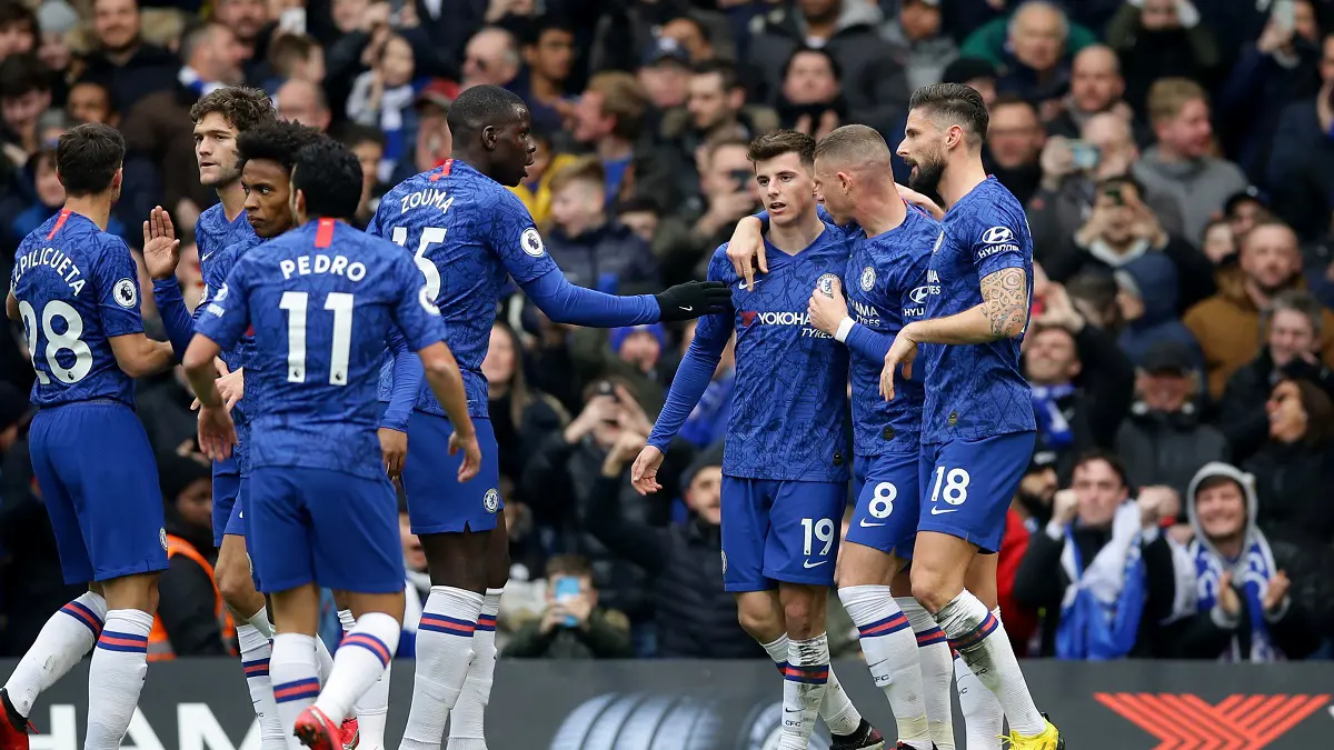 موهبة تشيلسي يتجاهل الحجر الصحي ويلعب في مكان عام