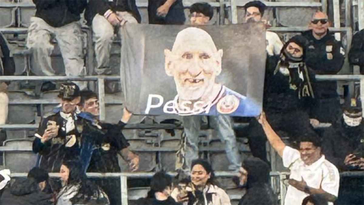 قلة احترام.. غضب عارم بعد "إهانة ميسي" بلافتات مسيئة (صور)