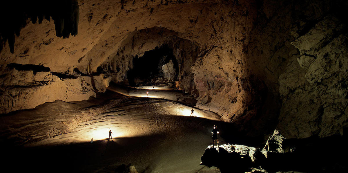 كهف أثري منحوت يدويًا في الصخر على مدى 23 عامًا (صور)